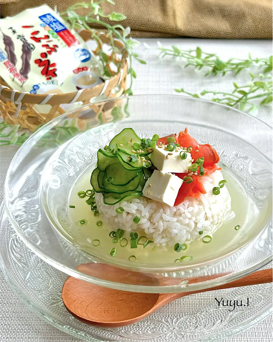 スモークサーモンとクリームチーズのこんぶ茶冷やし茶漬け　麦入りご飯で🍚|ゆーこどんさん