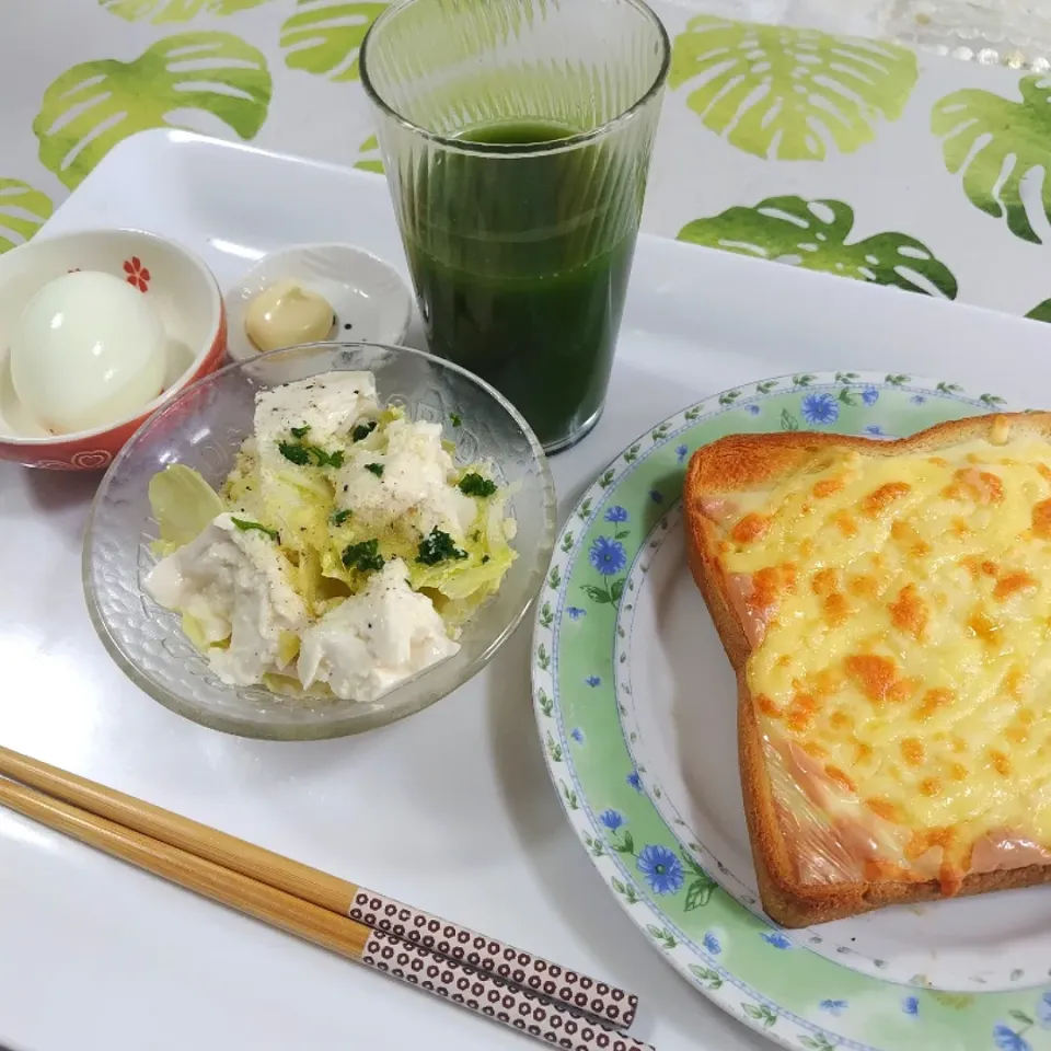 チーズトーストlunchです🍀
お豆腐サラダと茹で卵添えて😊|rikako♪。.:＊さん