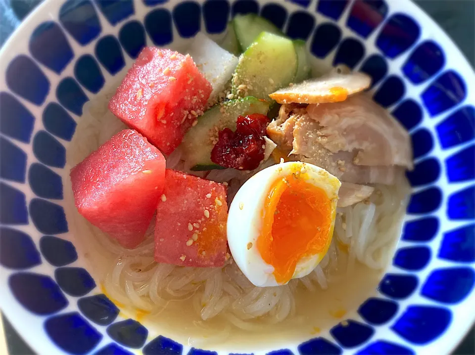 Snapdishの料理写真:水キムチのつけ汁で作る冷麺|Wisteria Shadeさん