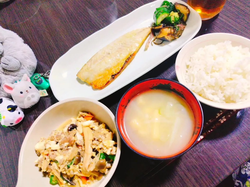 Snapdishの料理写真:ご飯、大根と油揚げの味噌汁、塩サバ、夏野菜の浅漬け、きのこたっぷり炒り豆腐|サトリさん