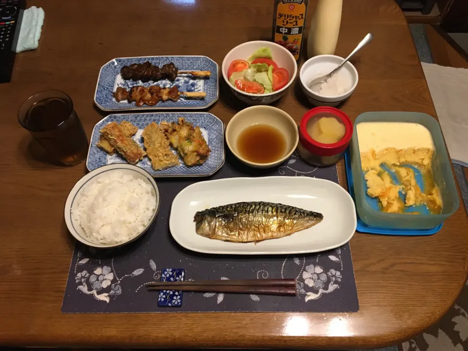 ご飯、天ぷら盛り合わせ(野菜かき揚げ、穴子天、竹輪の磯辺揚げ、イカ天)、塩鯖焼き、鳥レバー串、鶏モモ肉＋ニンニク串、トマトとレタスのサラダ、沢庵、六条麦茶、バニラアイスクリーム(夕飯)|enarinさん