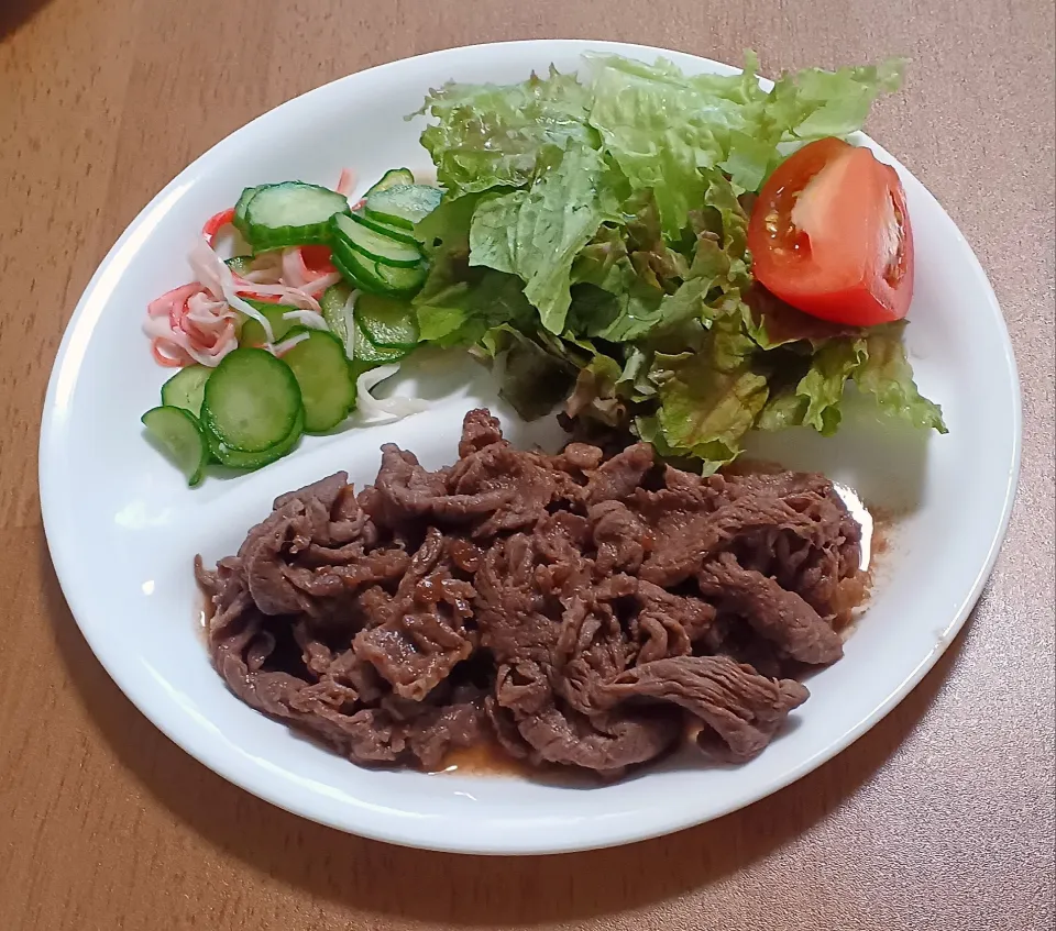 きゅうりとカニカマの酢の物
サニーレタスとトマトのサラダ
牛肉の梅しぐれ
ご飯🍚|ナナさん