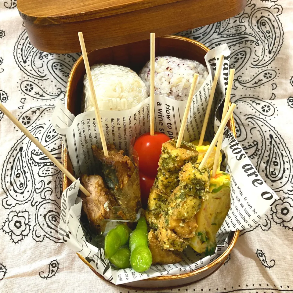 おにぎり弁当
・おにぎり（塩、ゆかり）
・サバの生姜煮
・のり塩厚揚げ
・ネギとカニカマ入り玉子焼き
・枝豆
・プチトマト|SaDaさん