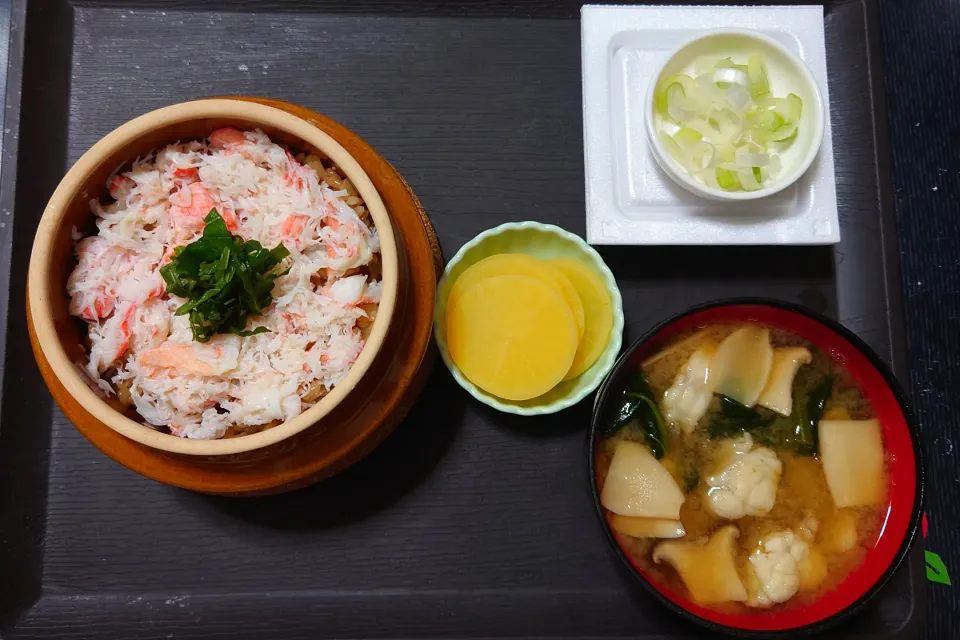 Snapdishの料理写真:今日の朝ごはん（釜飯風かにめし、納豆、たくあん、ふぐのみそ汁）
※ふぐはこの前に釣り上げたショウサイフグ。|Mars＠釜飯作り研究中さん