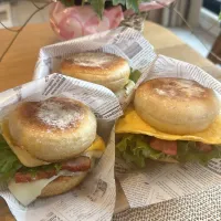 Snapdishの料理写真:イングリッシュマフィンで、朝マック風🍔