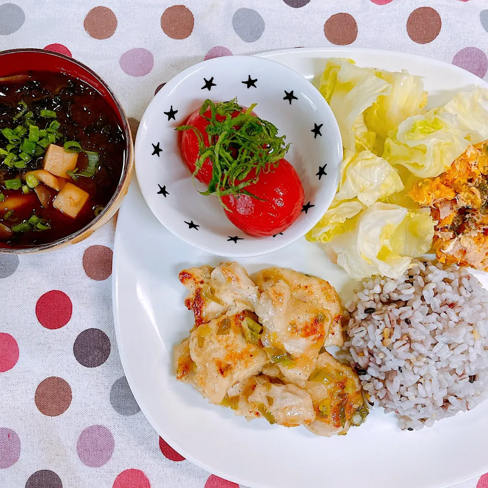 鶏むね肉のねぎ塩だれがけ♡トマトの白だし漬け♡お味噌汁♡|まゆかさん