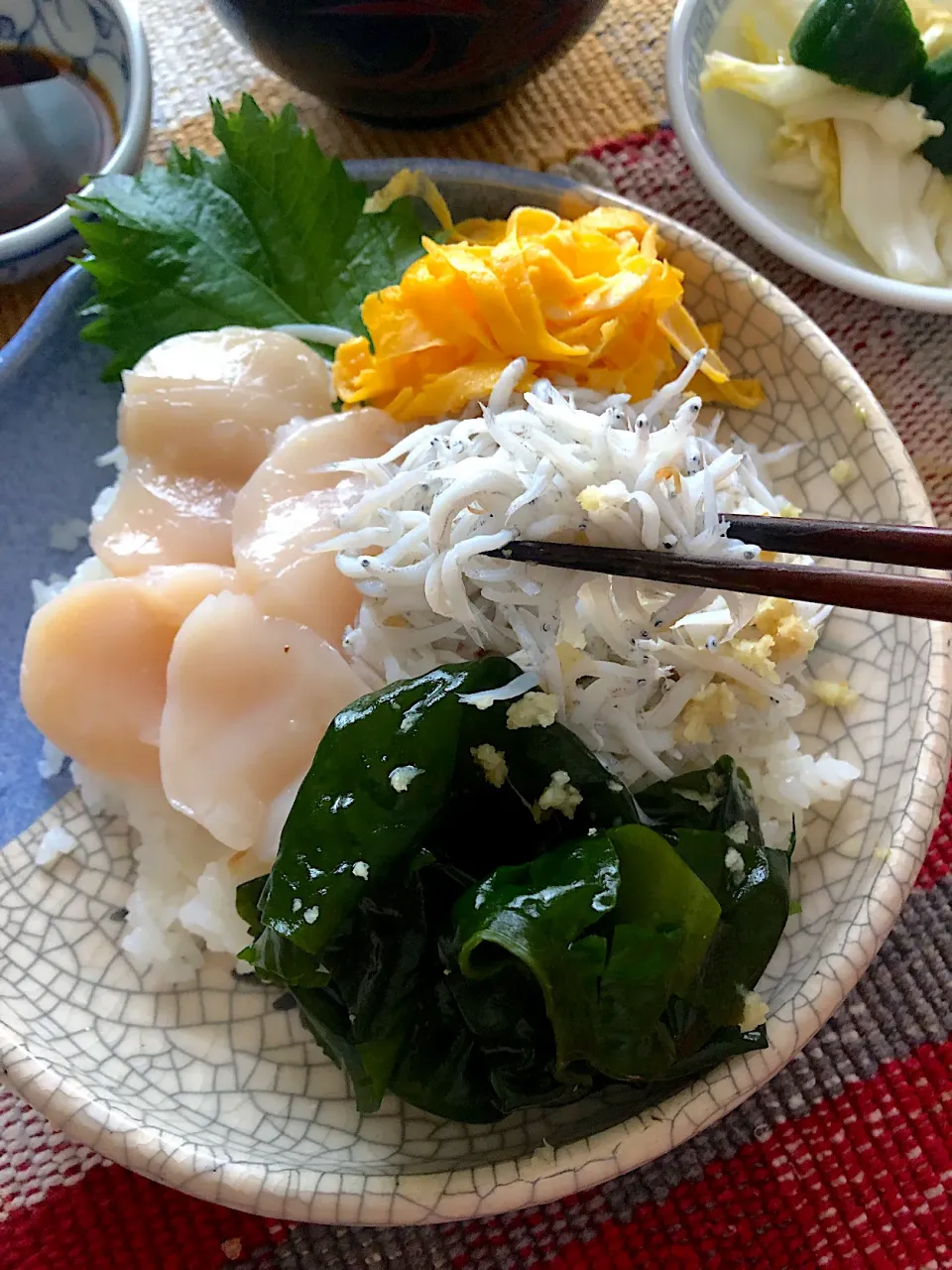 Snapdishの料理写真:ホタテ、釜揚げシラス、ワカメ丼☺️|Tina Tomoko😋さん