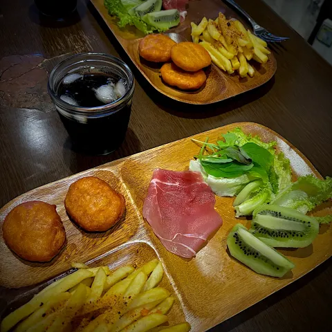 「ベビーリーフ」を使ってみたSnapdishの料理・レシピ写真:チキンナゲット　フレンチフライ　生ハムサラダ　キウイ　アイスコーヒー