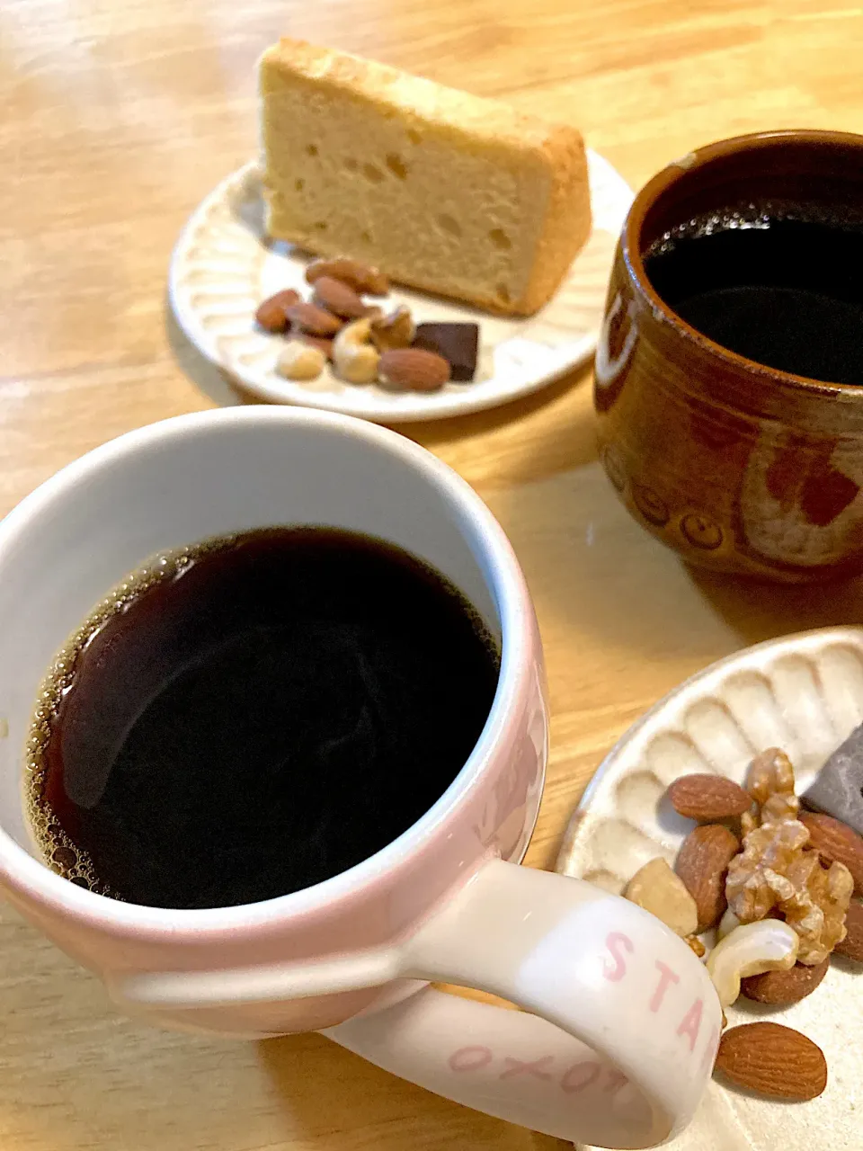 きな粉と米粉のシフォンケーキとナッツ＆珈琲のオヤツ。|さくたえさん