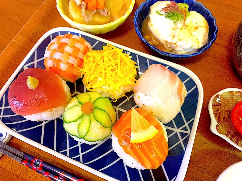 Snapdishの料理写真:カニカマ編み込み手まり寿司の献立🍣|すずさん