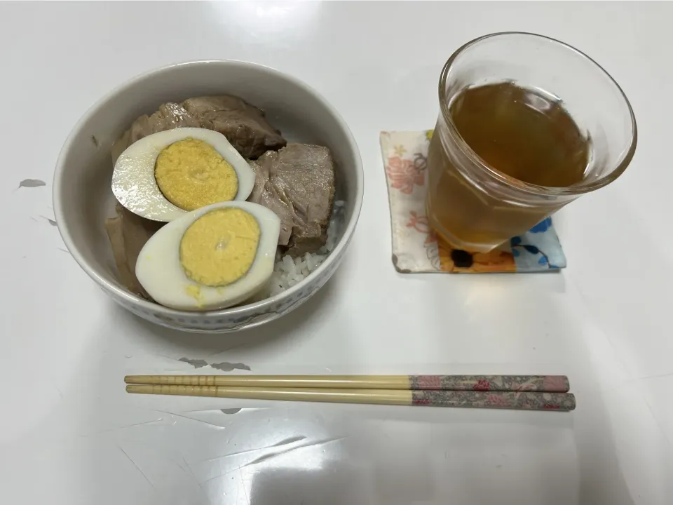 晩御飯☆煮豚丼（ゆで卵・煮豚）今日はみそ汁も無し💦2週間ぶりの仕事は、疲れた🥱|Saharaさん