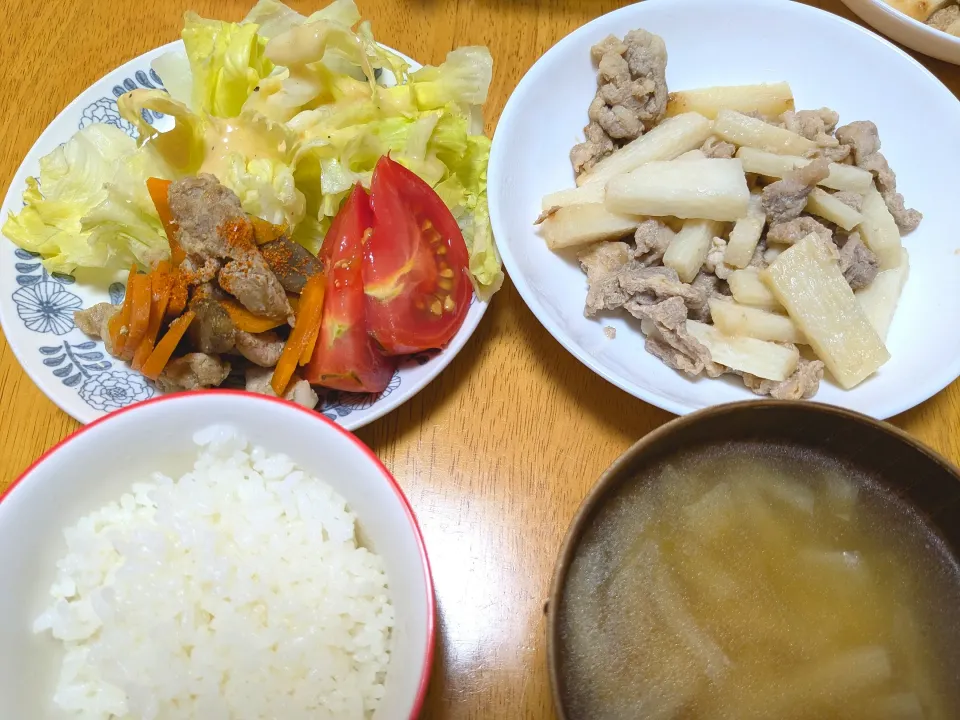 山芋と豚肉の炒め物、サラダ、残りもの、味噌汁|きなこもちさん