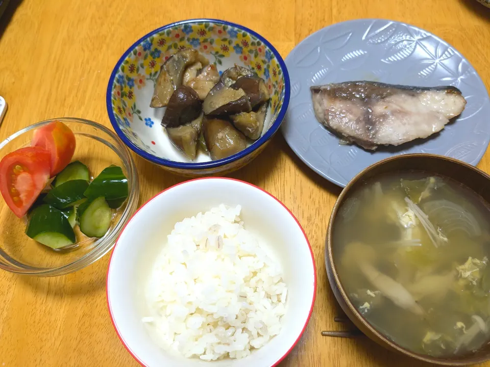 ブリの塩焼き、鶏なすピーマンの甘酢、きゅうりの浅漬、味噌汁|きなこもちさん