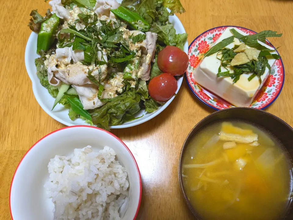 Snapdishの料理写真:豚しゃぶサラダ、冷奴、かぼちゃ味噌汁|きなこもちさん