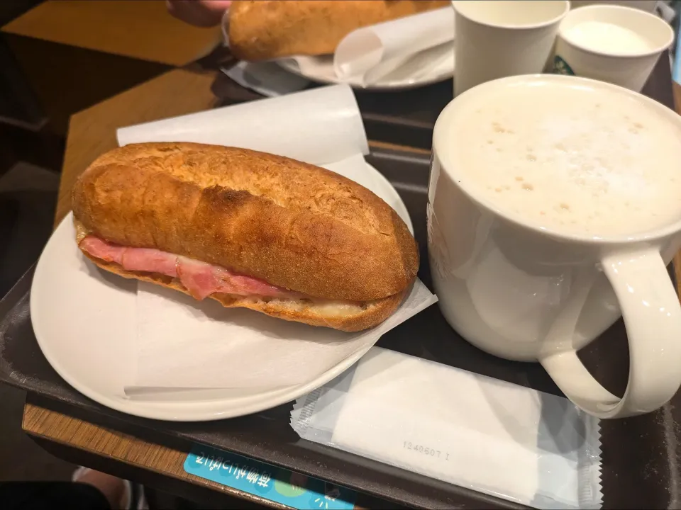 ハム＆マリボーチーズ 石窯フィローとチャイ☕|しあるさん