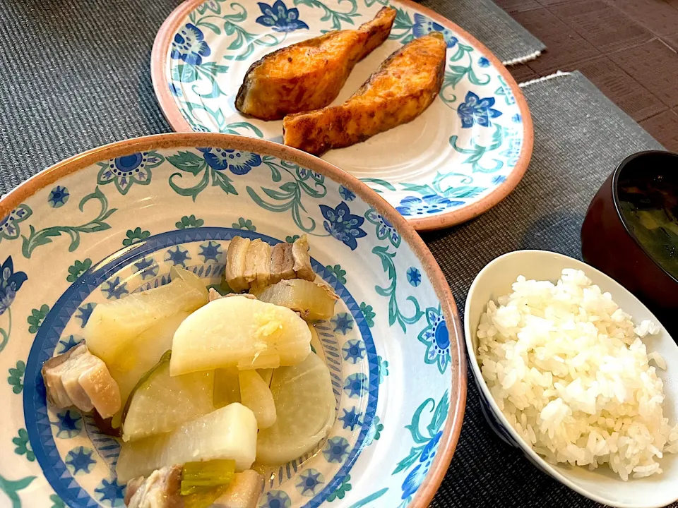 豚肉と大根の煮物 と サーモンのムニエル|きなこさん