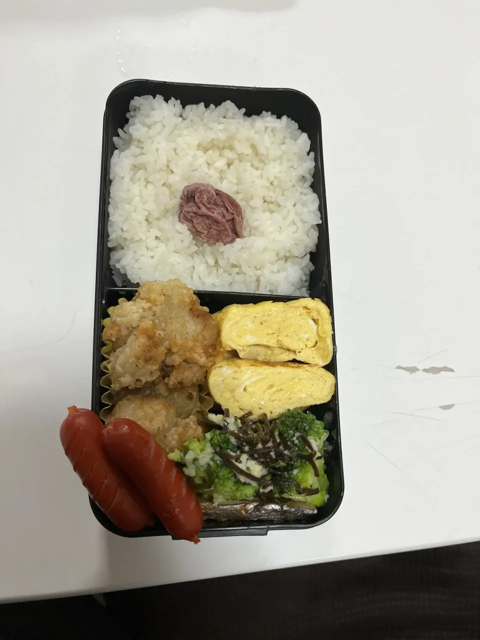 Snapdishの料理写真:部活弁当☆塩唐揚げ☆卵焼き☆赤ウインナー☆ブロッコリーの和え物☆鮭|Saharaさん