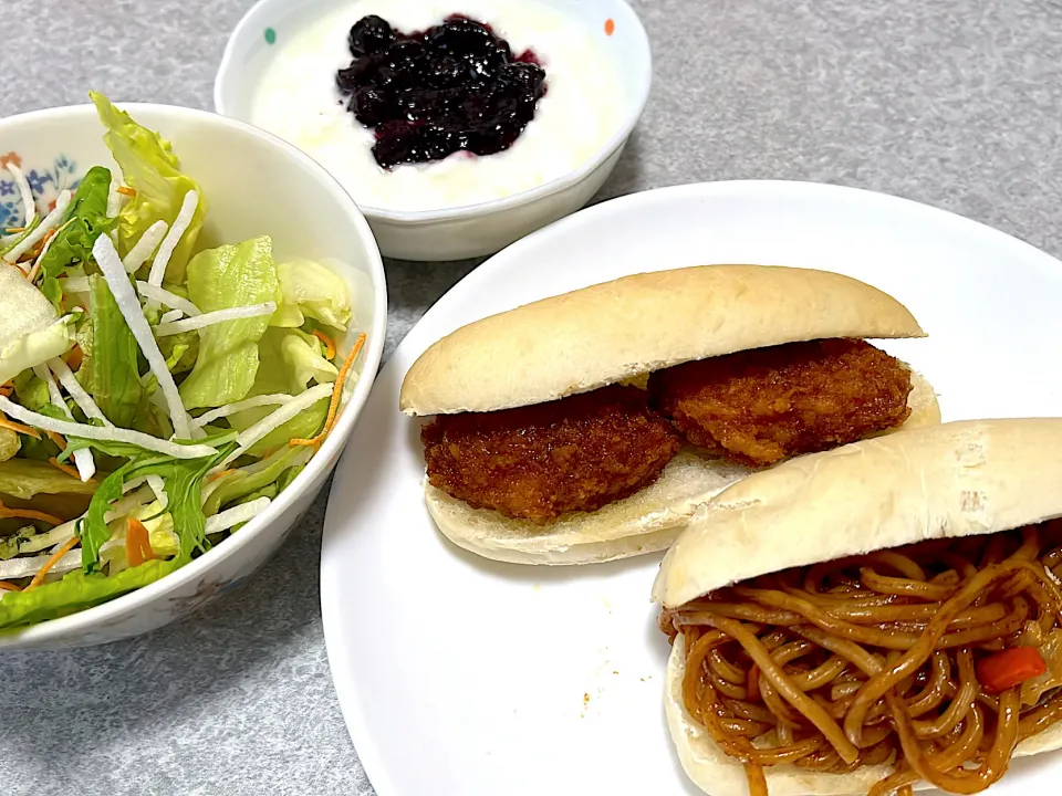 焼きそば　＆　ハムカツのコッペパン|ちゃこさん