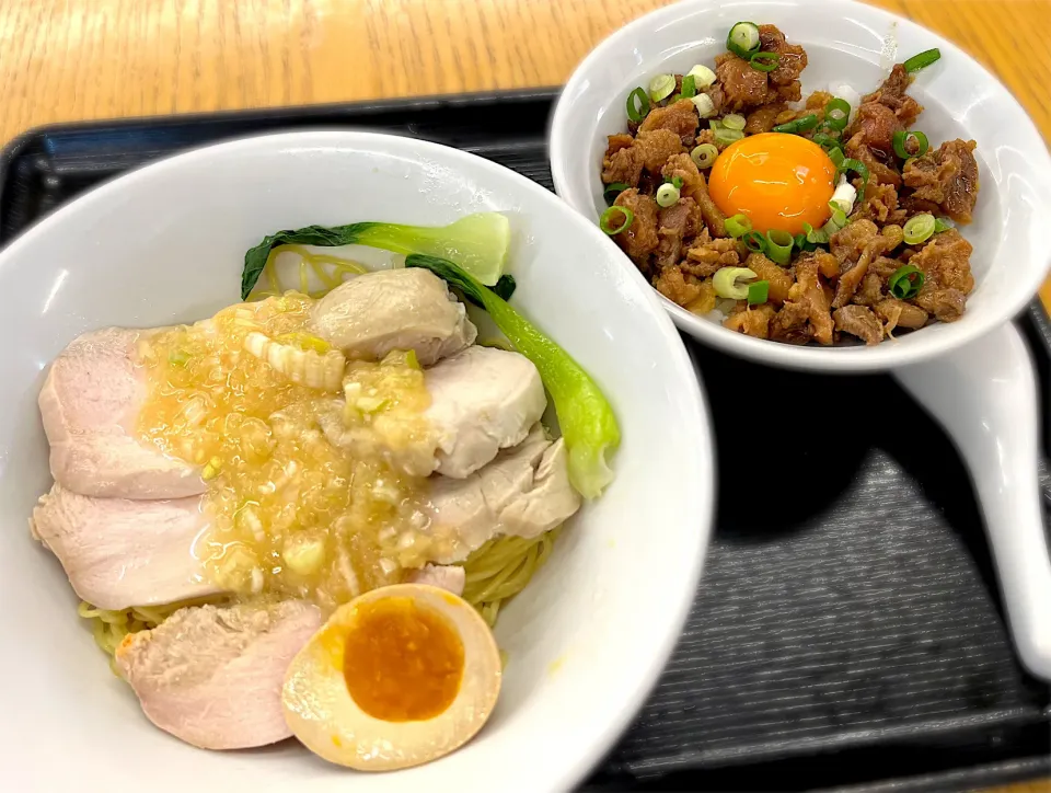 汁なし蒸し鶏そば＋そぼろ親子ご飯🐔|toshi,I🍴さん