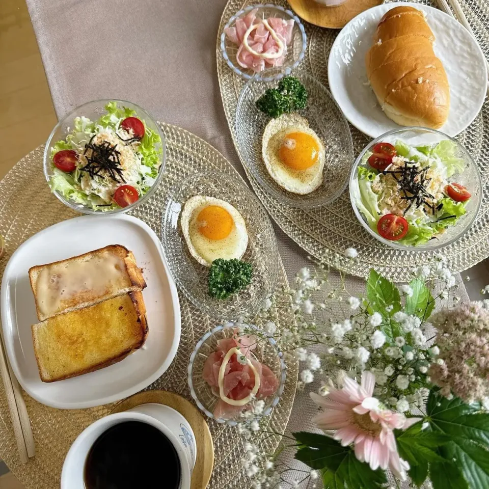 Snapdishの料理写真:7/13❤︎休日モーニング🌱
今日から三連休ですね😌
お天気が不安定ですが楽しい休日をお過ごしください🥰

今のところ我が家は何にも予定なし…😅

・ 北海道ミルクジャムとバタートースト
・ ポケモンクリームパン
・ 生ハム
・ 鮭フレークサラダ🥗|Makinsさん