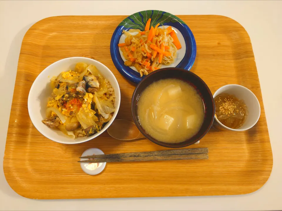 Snapdishの料理写真:今日の昼食　イワシ缶の卵とじ丼、切り干し大根煮物、ところてん、高野豆腐の味噌汁|pinknari🐰🌈さん