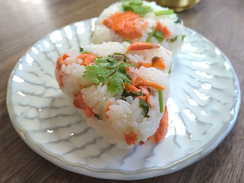 鮭とパクチーのおにぎり|古尾谷りかこさん