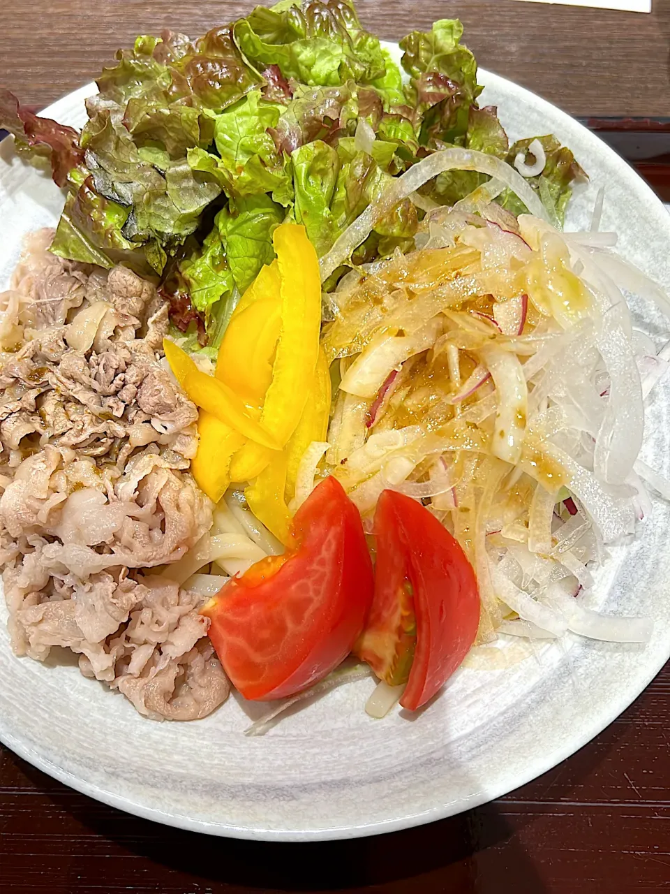 Snapdishの料理写真:近江牛サラダうどん|momotoemiさん