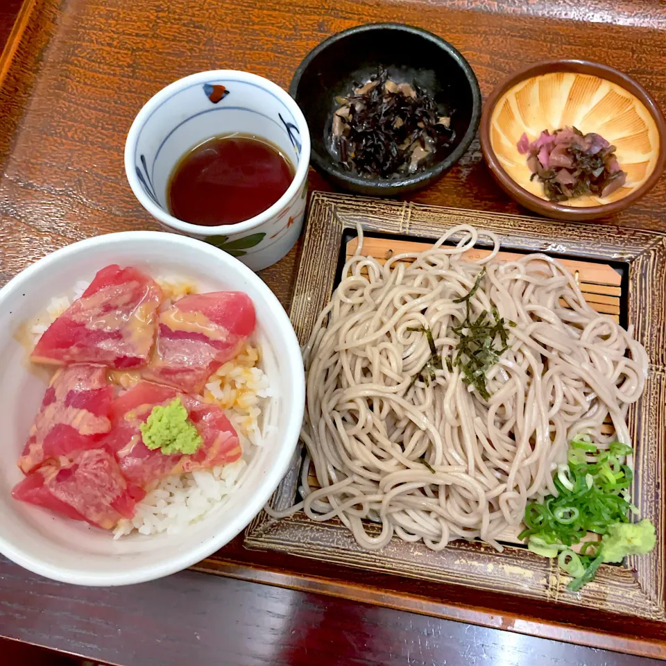 まぐろ小丼ぶりと冷たいそば|T. Wonderさん