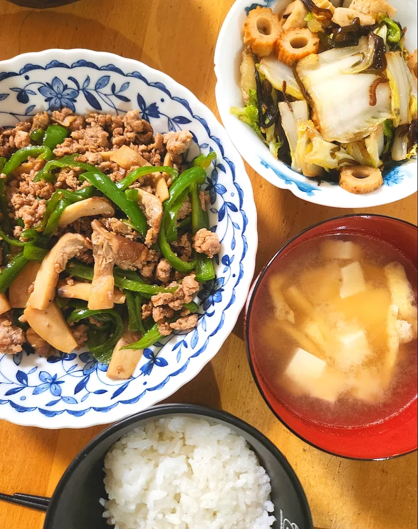 Snapdishの料理写真:ひき肉とエリンギのオイスター炒め、ちくわと白菜の塩こんぶ炒め、豆腐と油揚げの味噌汁|さきさん