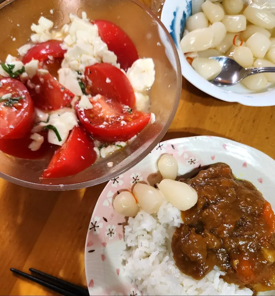 カレーライス、トマトと豆腐のサラダ|さきさん