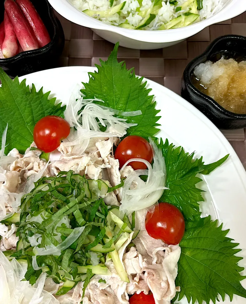 Snapdishの料理写真:豚しゃぶ､青菜とじゃこごはん🍚､紅白ミニ大根お漬物|にゃっきさん