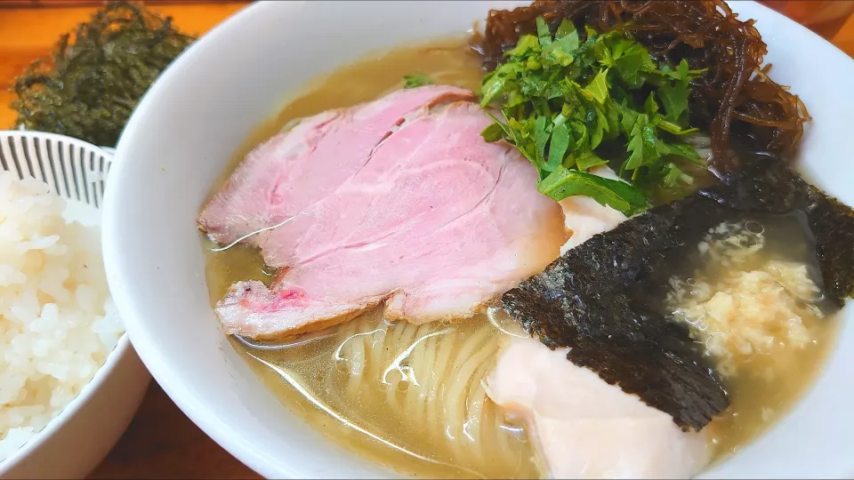 【夏季限定】 
ラーメンいいかお 
沖縄もずくの冷やし塩そば (1,000円) 
＋沖縄 久高島の東さんちの海ぶどう
 (入荷時のみ、別皿、300円) 
＋ごはん (100円)
@庚申塚1分
(JR板橋駅から徒歩17分)
24170 (183,527)|大脇さん