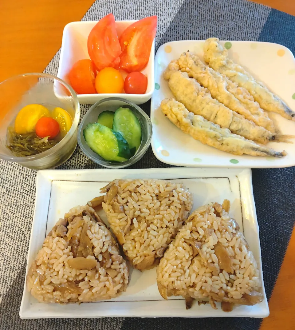 ☆とり飯おにぎり🍙
☆ししゃも天ぷら
☆めかぶ
☆冷やしトマト
☆キュウリ浅漬け|chikakoさん