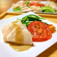 鶏むね肉の和風バンバンジー

食欲が落ちがちな暑い季節でもパクパク食べれちゃう🎶

旬の夏野菜と高タンパク低脂肪の鶏むね肉がおいしく食べられる和風バンバンジー🐓

パサつきがちな鶏むね肉も、湯煎調理でしっとり柔らか✨

サラダチキンは保存がきくので多めに作っておくと重宝します☺