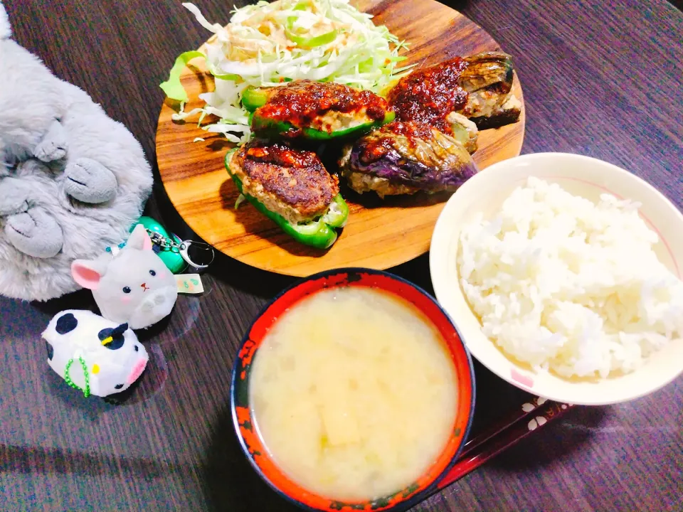 Snapdishの料理写真:ごはん、大根と油揚げの味噌汁、ピーマンの肉詰め、ナスのはさみ焼き、千切りキャベツ|サトリさん