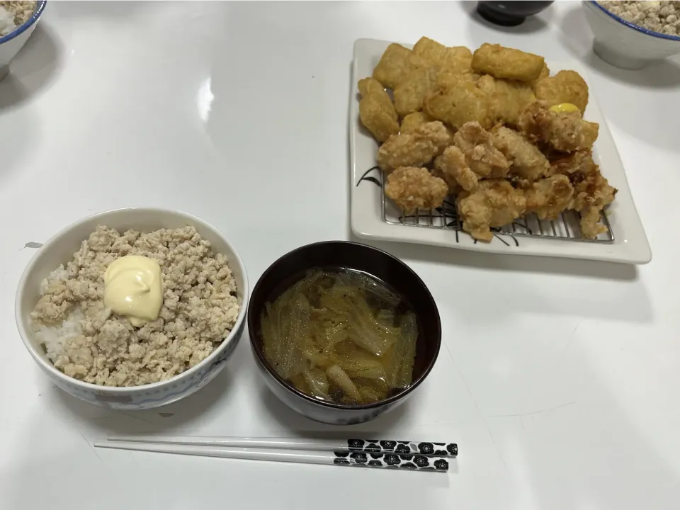 晩御飯☆鶏そぼろ丼☆チキンナゲット☆塩唐揚げ☆すまし汁（白菜・しめじ）…仕上げはおとーさん🎵|Saharaさん