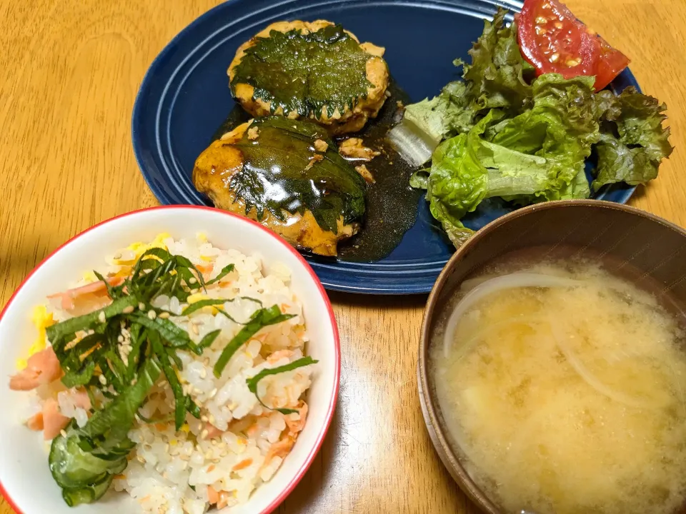 和風餡掛けハンバーグ、サラダ、鮭ごはん、味噌汁|きなこもちさん