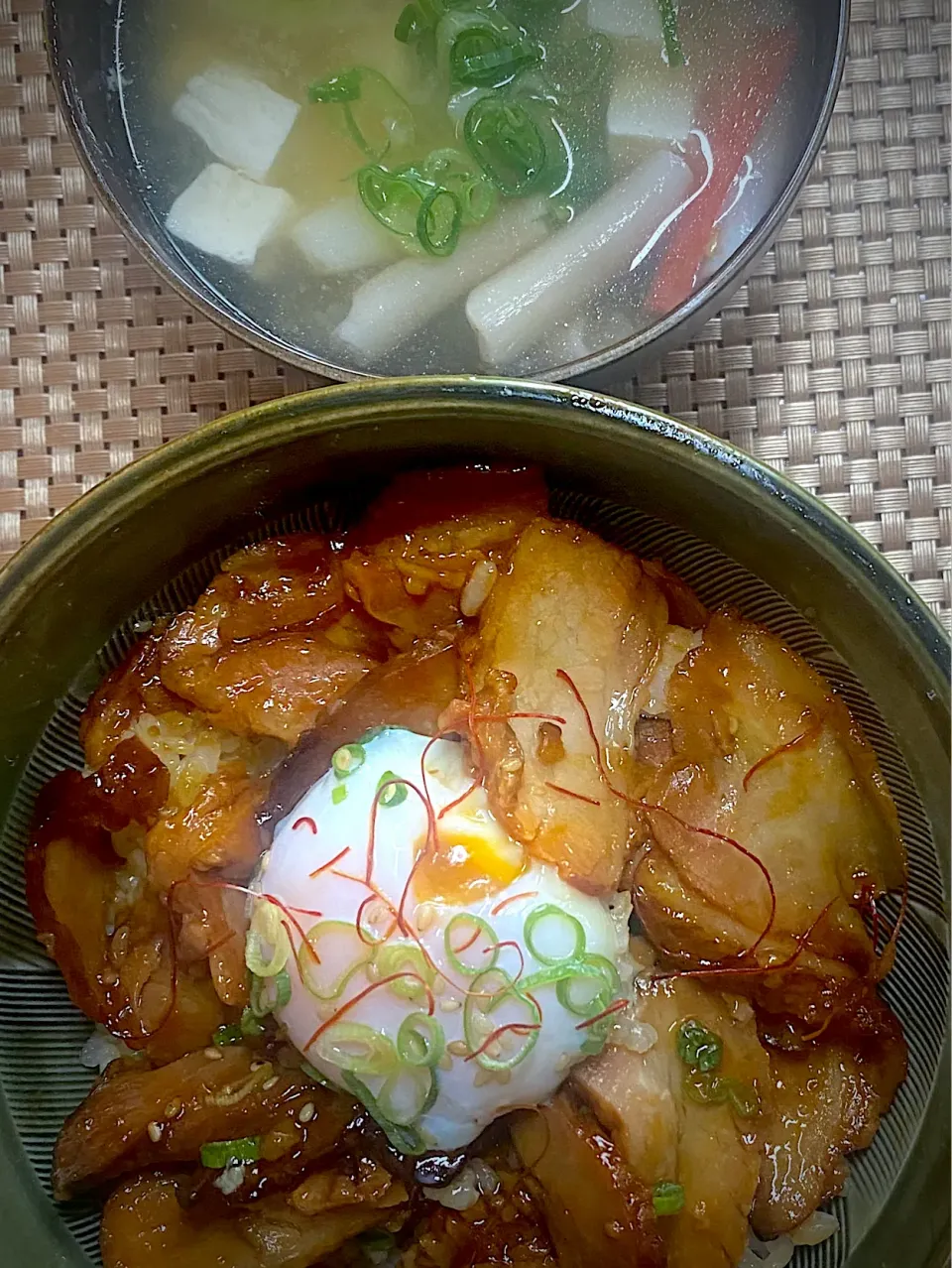 焼豚丼|すくらんぶるえっぐさん