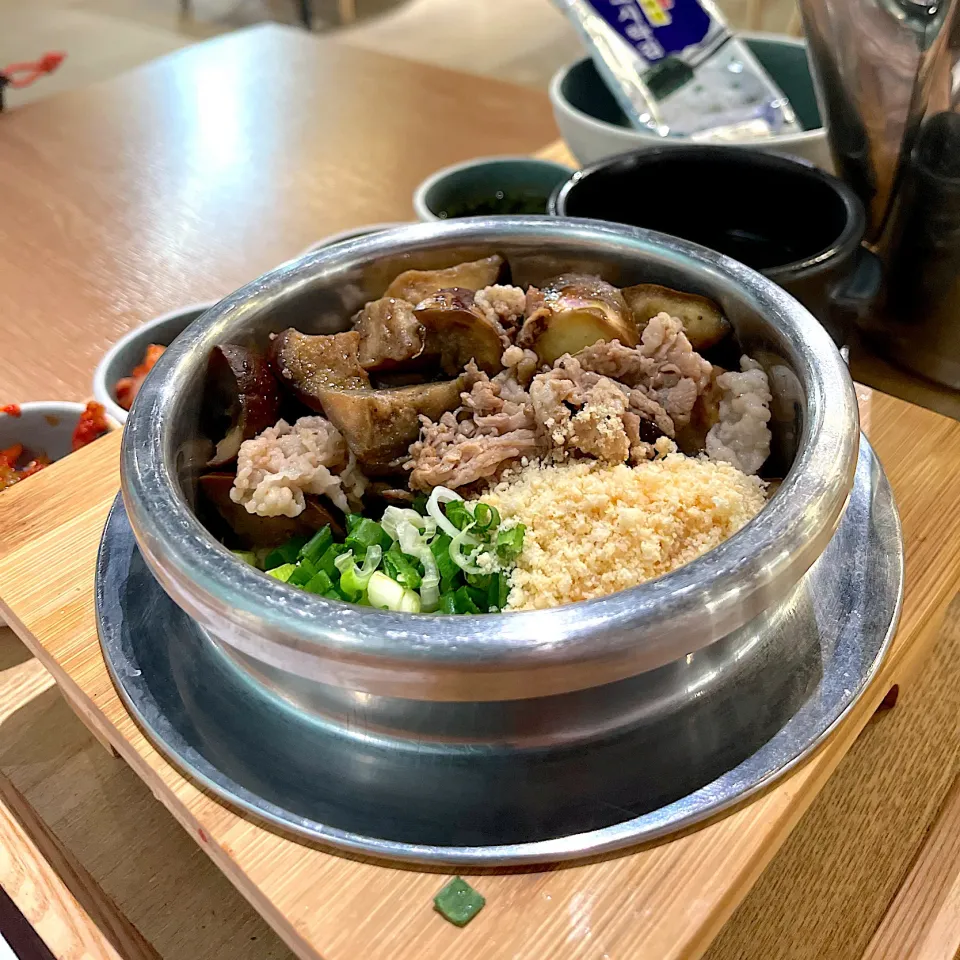 Beef brisket and eggplant hot stone pot rice|skyblueさん