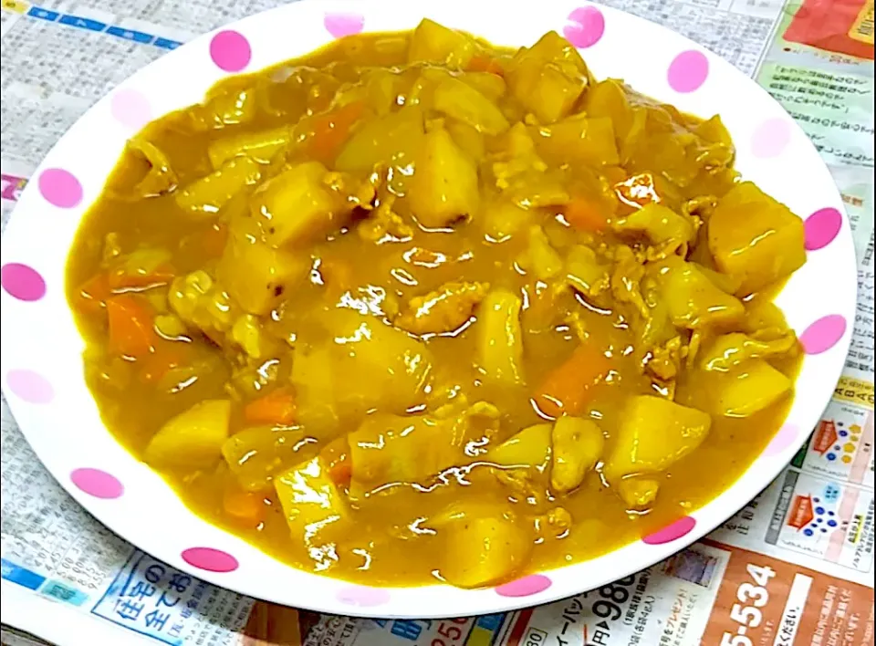 煮込み時間0分 20分で出来上がる【昭和の給食ライスカレー🍛 】給食カレーは煮込まず、短時間で具材がはっきり分かる様に作るのが決めて☝️ 野菜は最初から小さめ1.5cm角に切りそろえ、弱火で炒めながら蓋をして完全に具材に火を通す 沸かしていた熱湯をそそいでルーを溶かしたら出来上がり🍛ターメリックの黄色が強いのが特徴|🐈⸒⸒⸒⸒つるのダンス🐈🐾さん