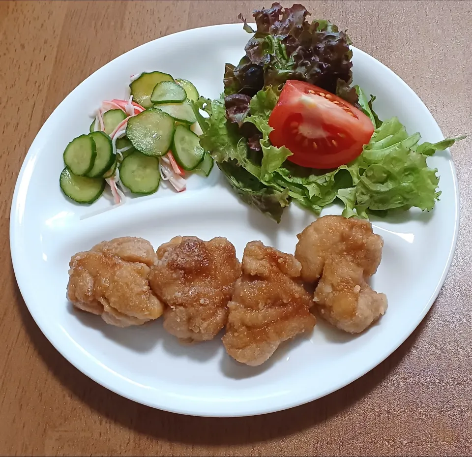 Snapdishの料理写真:きゅうりとカニカマの酢の物
サニーレタスとトマトのサラダ
鶏唐揚げのだし酢和え
ご飯🍚|ナナさん