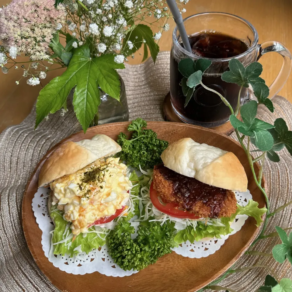 Snapdishの料理写真:7/14❤︎ひれカツ&たまごサラダサンド🥪🌱

曇り空ですが昨日と比べて今日は暑さが少し和らぎ過ごしやすいですね☺️

＊ 牛乳ロール
＊ ひれカツ
＊ たまごサラダ
＊ フリルレタス ＊キャベツ＊トマト|Makinsさん