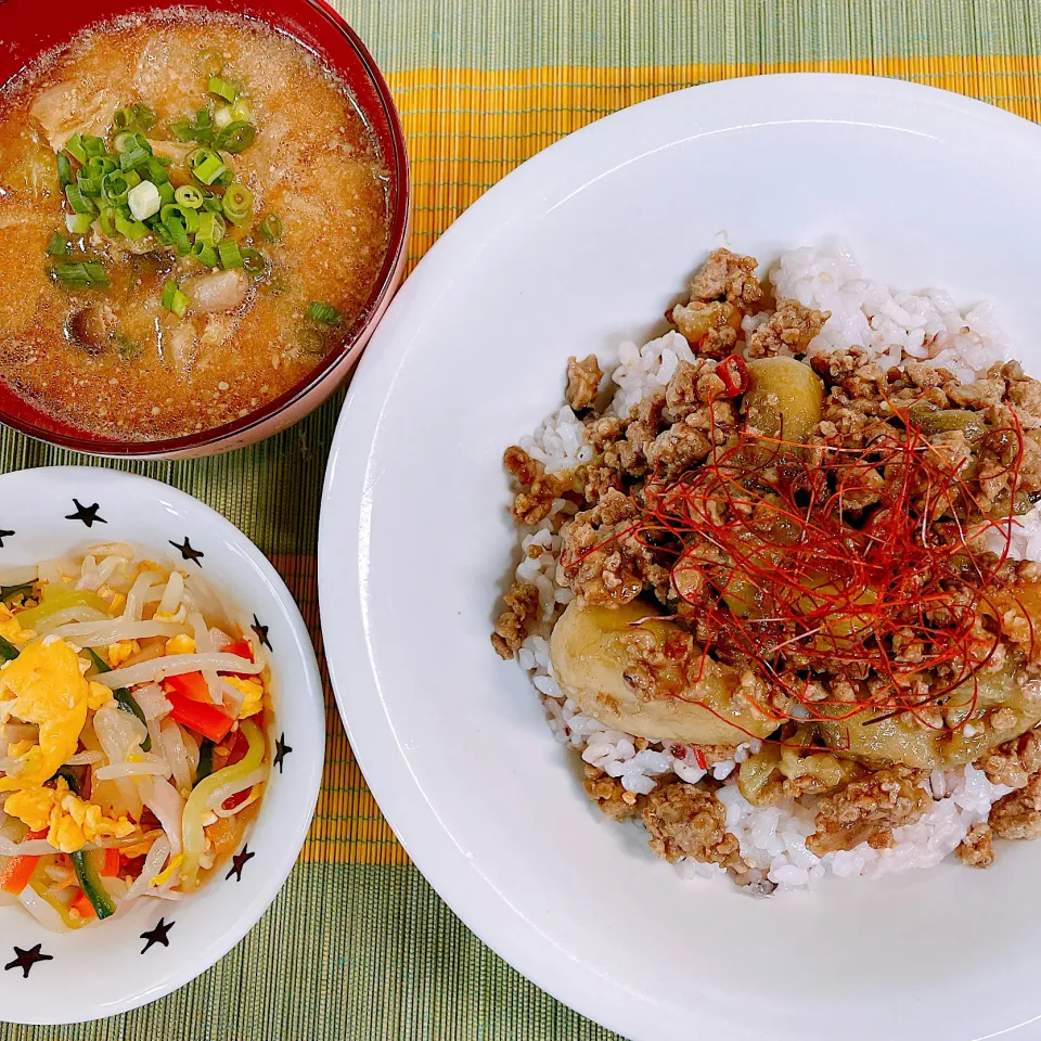 Snapdishの料理写真:なすとひき肉の甘辛炒め♡担々スープ♡中華サラダ♡|まゆかさん