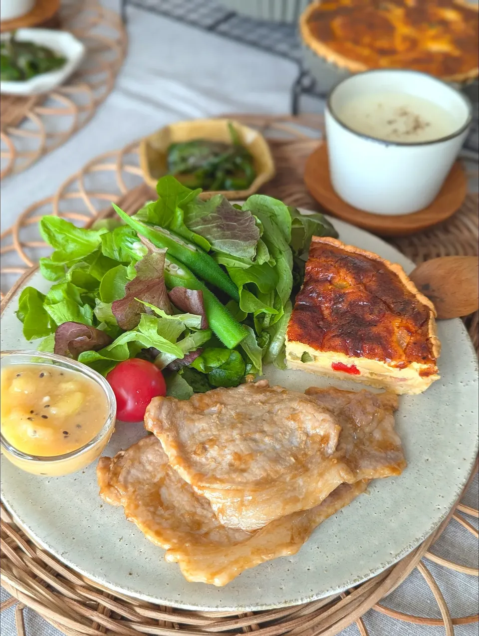 今日は楽しみにしていた発酵料理教室☺️

豚肉の麹ガーリックバター焼き
麹のキウィドレッシングサラダ
ピーマンの醤油麹和え
とうもろこしと玉ねぎのポタージュ
塩麹アパレイユのキッシュ（ワンホール作ってお持ち帰り💕）|としちゃんさん