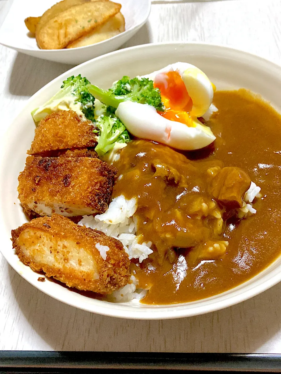 Snapdishの料理写真:チキンカツ温玉カレー、ポテト|Ayaさん