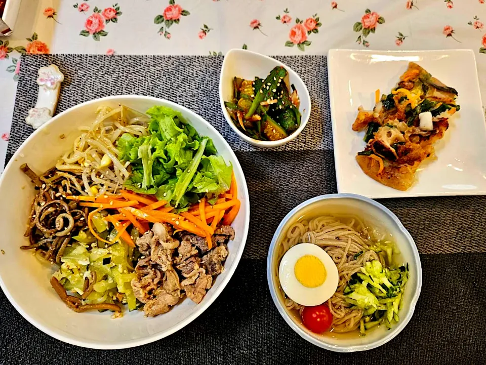 Snapdishの料理写真:夏らしくミニ冷麺とビビンバ&海鮮チヂミときゅうり🥒キムチ😋手作り韓国料理🥰|Hi-Niさん