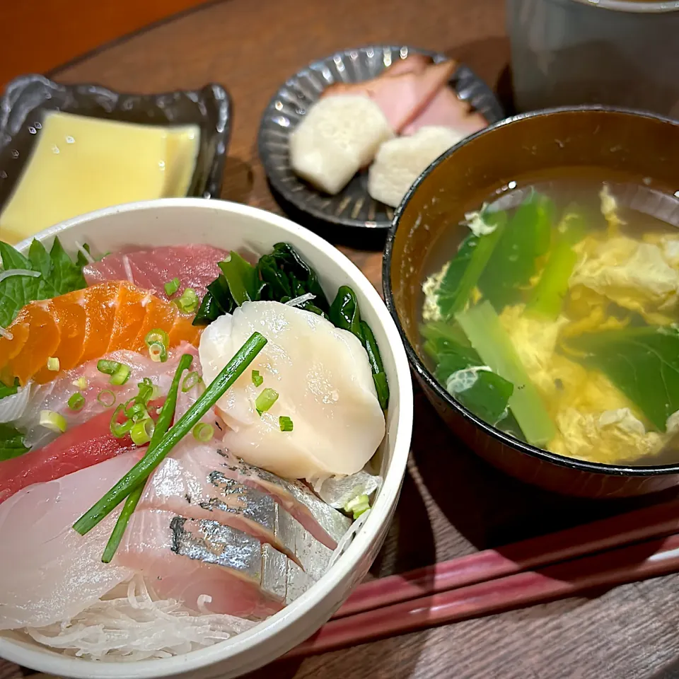 雨の夜　自宅で海鮮丼のお夕飯|mokoさん