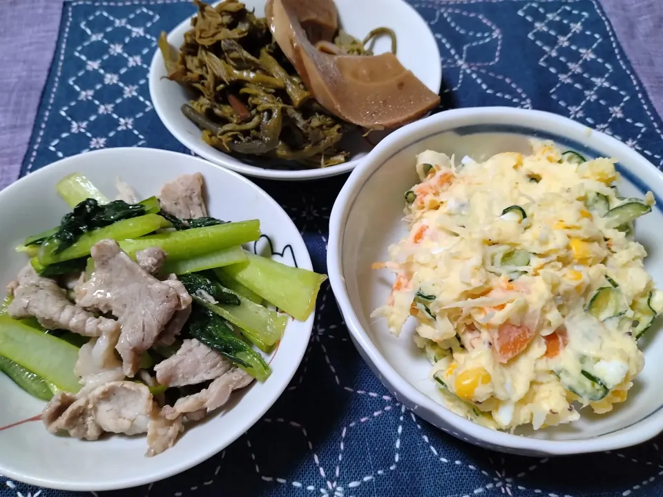 ポテトサラダ、小松菜と豚肉の炒め物、たけのこと山菜の煮物|よっちびやばんぶーさん