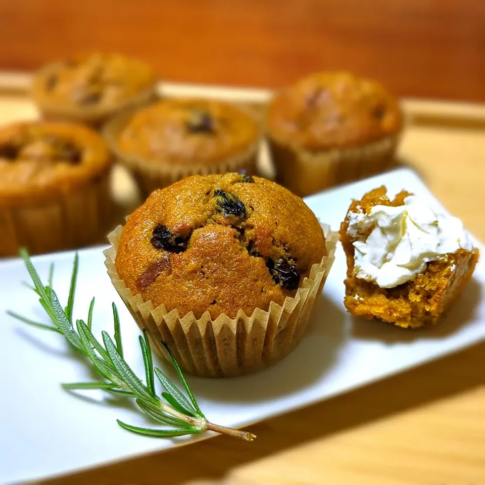 Snapdishの料理写真:夏のキャロットケーキ🥕

体に優しいお野菜ケーキシリーズ🌳

どっしりした濃厚なキャロットケーキもいいけれど、夏にはあとを引かない軽めのものがいい。

食べやすいマフィン型で、にんじんを細かくすりおろしてふわふわの生地に☺

中にはビタミンEが豊富なアーモンドと、夏バテやむくみに効果的なレーズンがたっぷり✨

自然な甘さがほっとする、どこか懐かしいお味です🎶|森のごはん屋さんさん