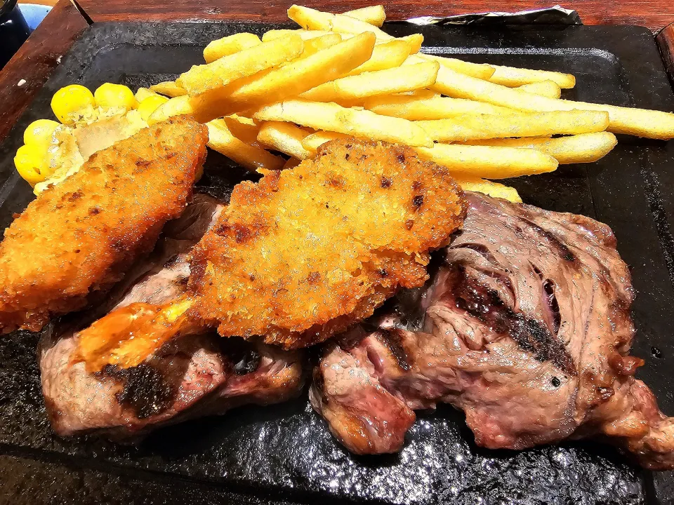 Snapdishの料理写真:black pepper ribeye steak with prawns|rufvalさん